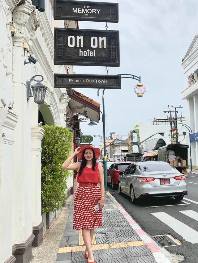 ที่พักย่านภูเก็ตเมืองเก่า เข้ากับธีมตรุษจีนค่ะ