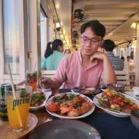 ล่องเรือดินเนอร์ กับร้านอาหารกินลมชมสะพาน