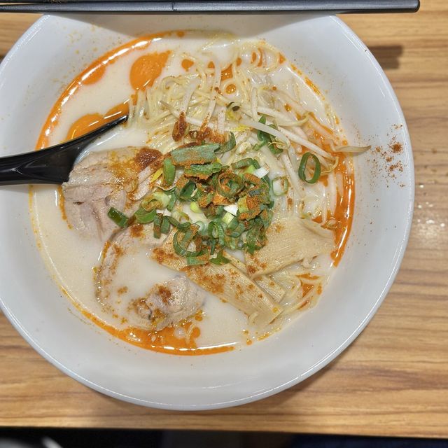 拉麵平價好吃😋可免費加麵炸物也好讚👍的一間