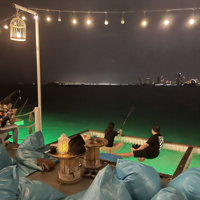 泰國芭堤雅｜海上飄浮釣魷魚cafe🦑