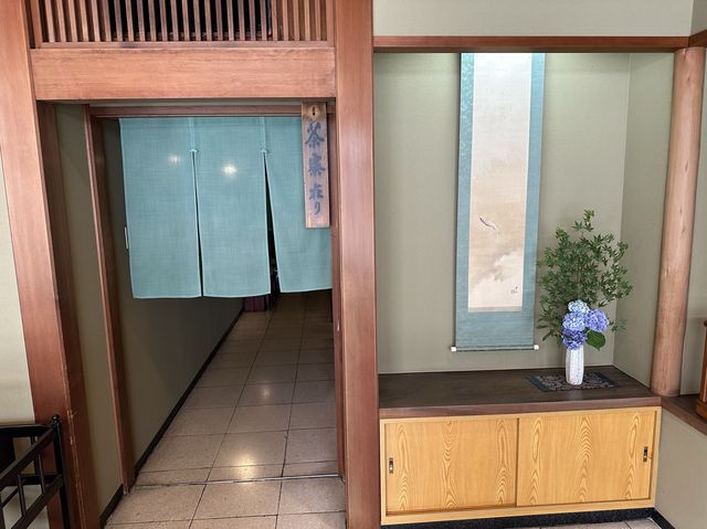名古屋・伏見。街中で見つけた和菓子屋さん。『むらさきや』で生菓子を楽しむ。
