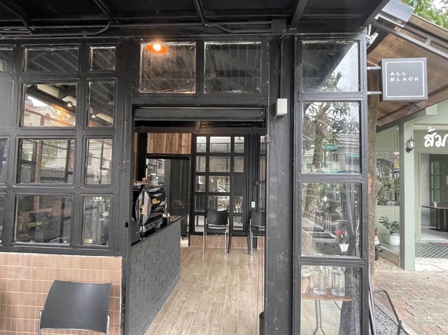 清邁型格神秘黑🖤咖啡店｜黑色愛好者必訪