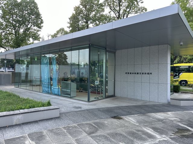 東京・四谷。迎賓館に立ち寄ったなら『迎賓館赤坂離宮前休憩所』で休憩しませんか？