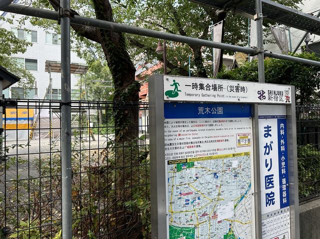 東京・新宿区。『車力門通り』を歩く。