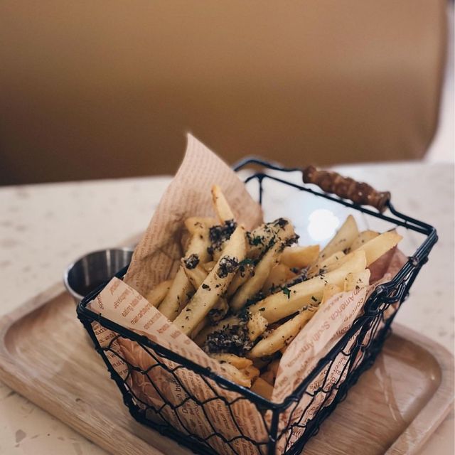 🌟木系舒適Café • 足料龍蝦意粉卷🌟 