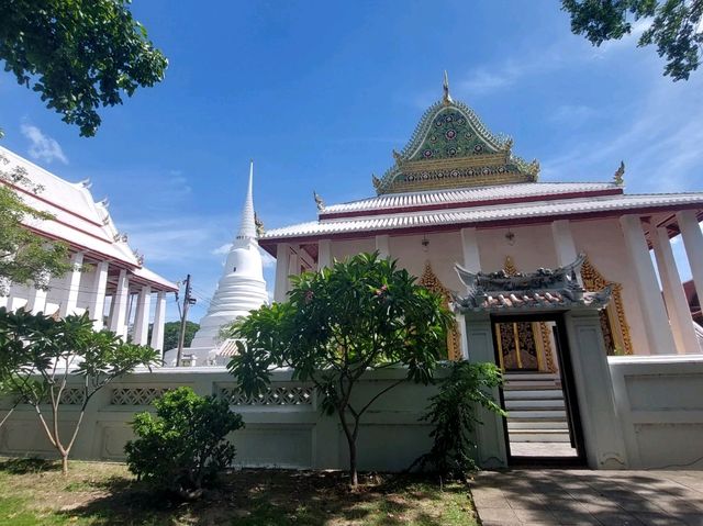 วัดเฉลิมพระเกียรติ สถาปัตยกรรมไทยจีนริมน้ำเจ้าพระยา