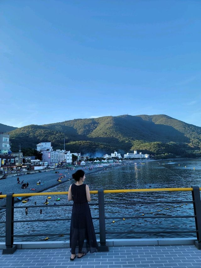 수변전망대가 있어서 산책하기 좋은 흑진주몽돌해변🩵
