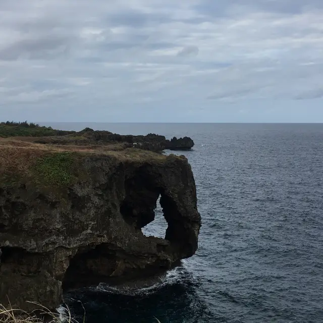 沖繩萬座毛：海蝕洞與大草原的絕美風景