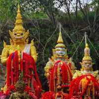 กราบไหว้พระพุทธรูปแกะสลักที่ใหญ่ที่สุด