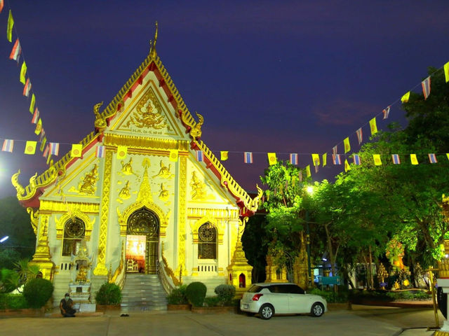 สักการะพระธาตุนคร เป็นพระธาตุประจำวันเสาร์