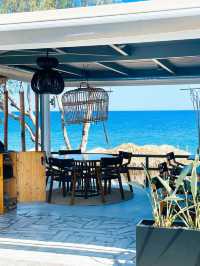 【サントリーニ島🇬🇷】のんびりバカンスに最高！絶景カマリビーチ🏖