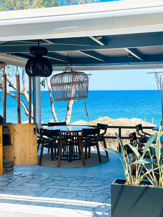 【サントリーニ島🇬🇷】のんびりバカンスに最高！絶景カマリビーチ🏖