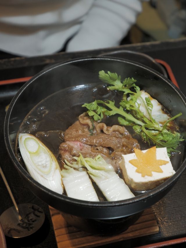 「信州牛肉鍋和涮涮鍋，寬敞舒適的輕井澤餐廳」