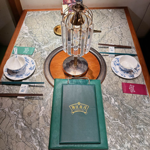 想去特色火鍋店影相打卡📸同時又嘆到高質食材😋推薦華麗打卡火鍋店✨香江花月✨仲有Team Lab波波鏡室，令人好似置身時光隧道咁，夠哂夢幻💗