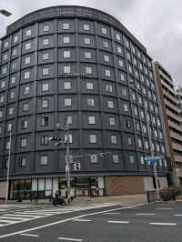 The One Five Kyoto Shijo 広々とした室内の窓際の壁全面のデスク