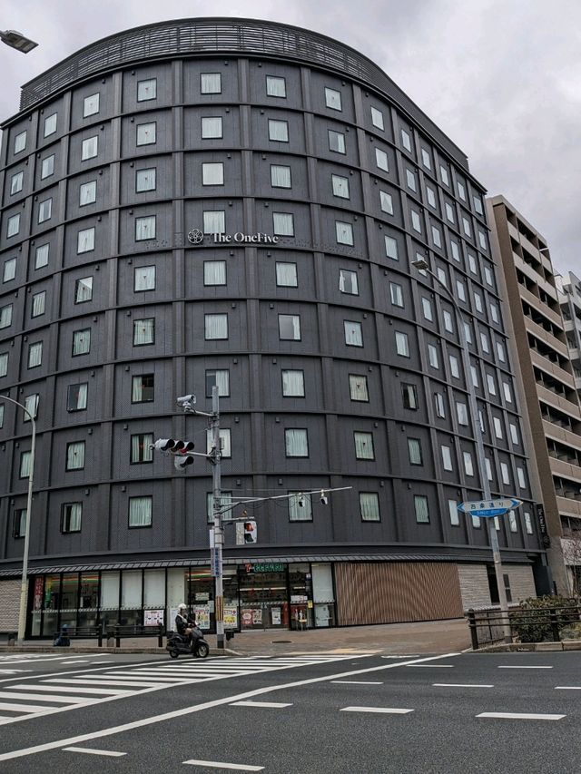 The One Five Kyoto Shijo 広々とした室内の窓際の壁全面のデスク