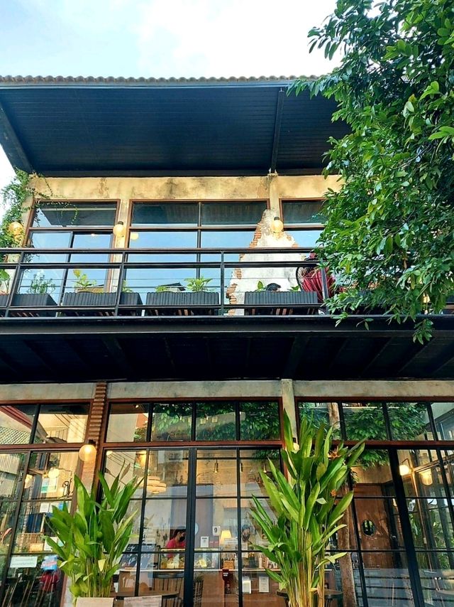 คาเฟ่ในบ้านร่มรื่นย่านนางเลิ้ง
