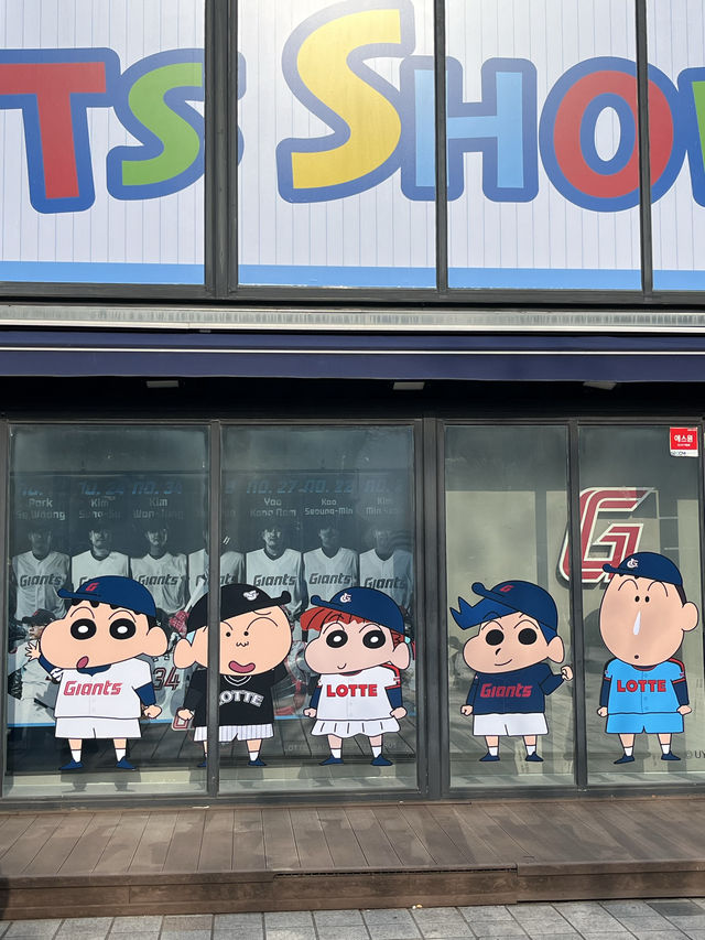사직야구장은 현재 짱구 콜라보전시중!