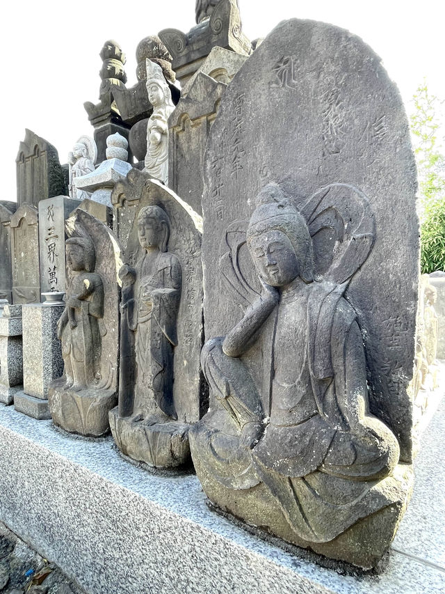 【寶蔵院/東京都】三界萬霊の石碑と石像が見守る寺院