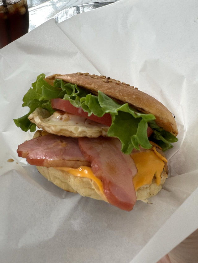 【北九州カフェ】イラストみたいに大きな口を開けて食べよう❣️ハンバーガー🍔