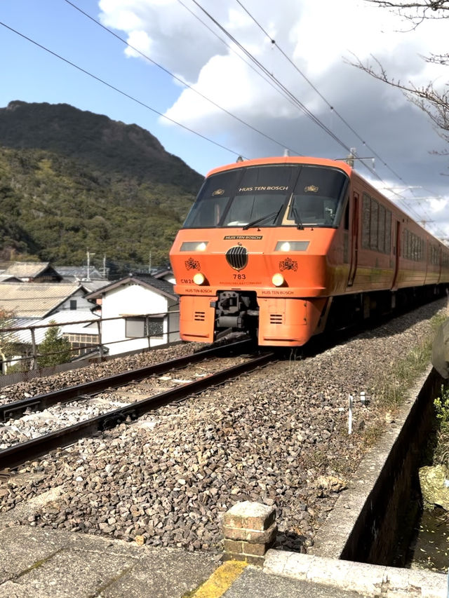 【佐賀観光】有田焼の鳥居が目を引く⛩運が良ければ鳥居の前を通る電車を見られるかも🚃