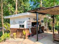 คาเฟ่ริมน้ำในรีสอร์ท The Antique Riverside 