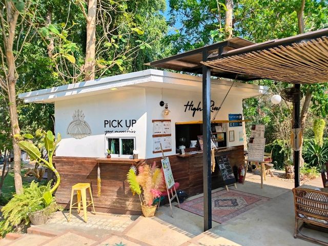คาเฟ่ริมน้ำในรีสอร์ท The Antique Riverside 