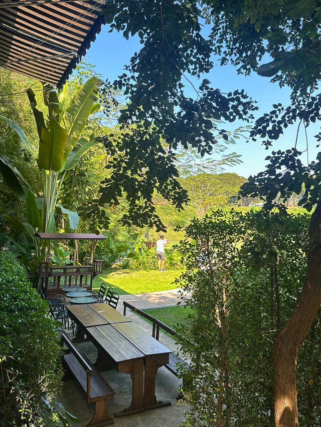 คาเฟ่สุดชิคริมน้ำแม่น้ำยมที่ ชมปรางค์ คาเฟ่