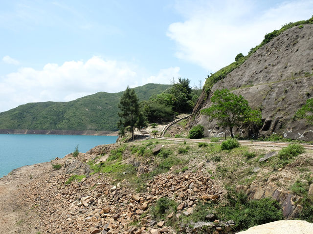 【春日好去處】萬宜水庫東壩：山海景觀，天然六角形岩柱，外國人必到‼️