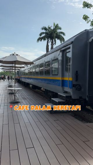 Hidden cafe in the train! 