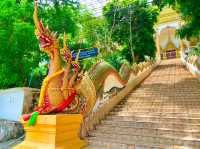 สักการะหลวงพ่อองค์ใหญ่บนเชิงเขา