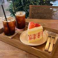 【韓国/釜山】イチゴがたっぷり入ったショートケーキ🍰