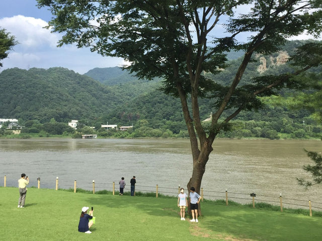 “뻥 뚫린 북한강뷰”를 보며 사계절 언제나 여유롭게 힐링할 수 있는 대형카페 ✩