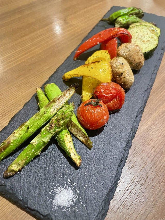 【肉バル Bar&grill motto 池袋/東京都】仲間と肉バルで楽しいひと時