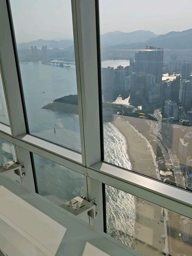 在 BUSAN X the SKY 看到山城海天全景
