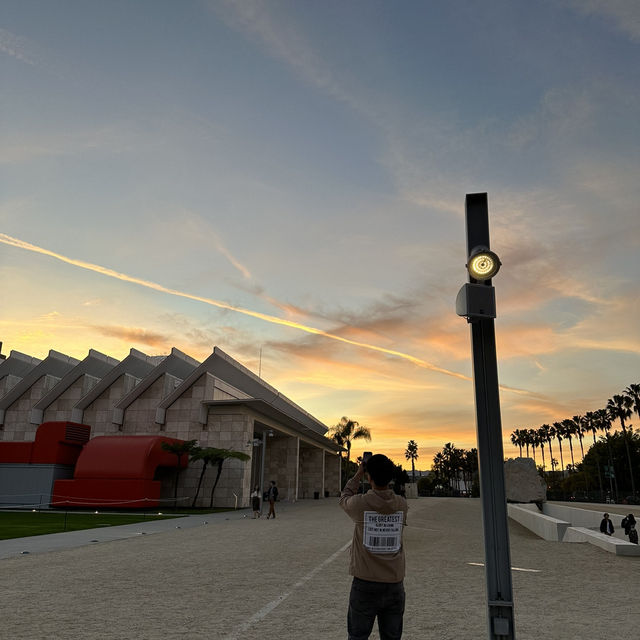 洛杉磯日落觀賞點：LACMA 的 Levitated Mass