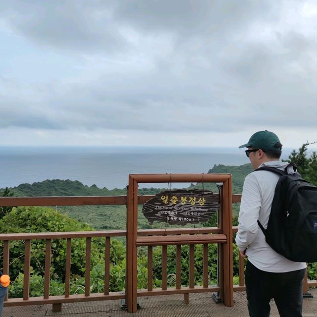 🇰🇷 Volcanic Vistas: The Journey Up to Seongsan Ilchulbong