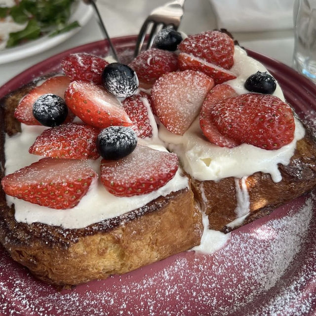 【韓国】イチゴが贅沢にのった生クリームトーストが絶品のカフェ🍓