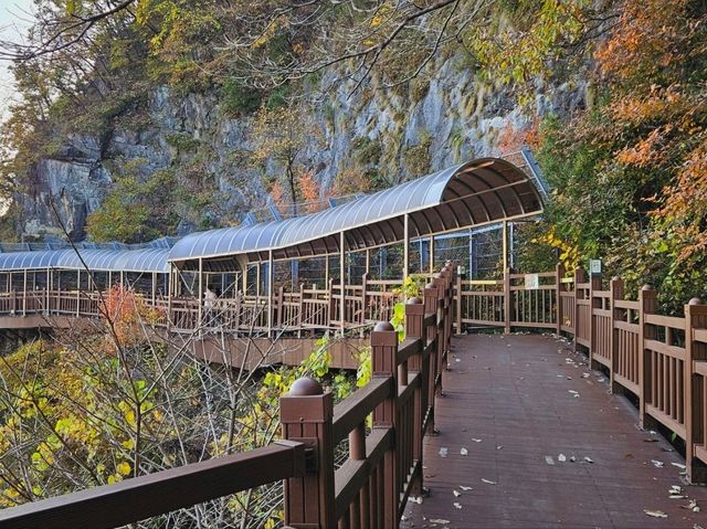 Strollimg along the Danyanggang Jando Trail