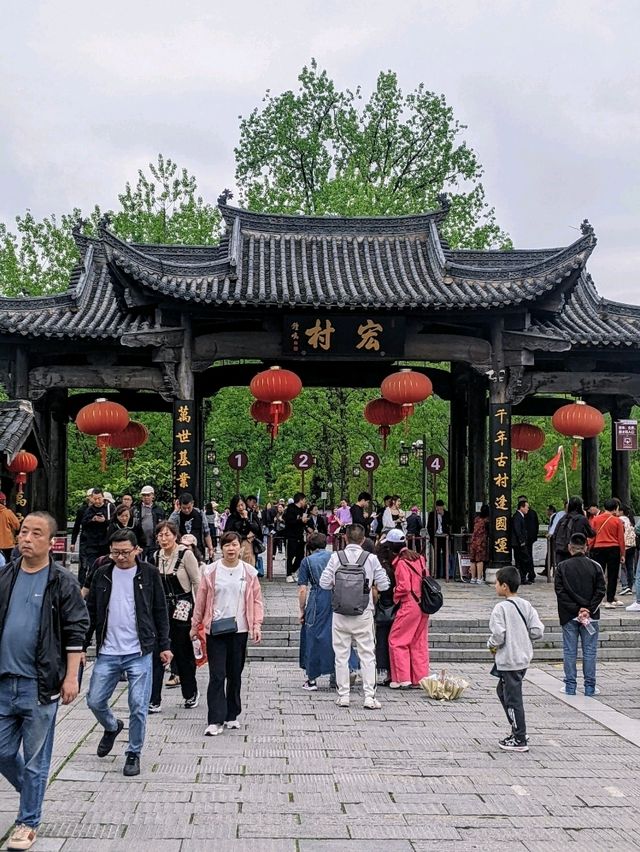 宏村：青山綠水、粉牆黛瓦，宛如山水畫的恬靜古村落。