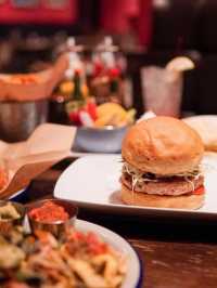ร้านเบอร์เกอร์สูตรอเมริกันแท้ บรรยากาศสุดคูล💥🍔