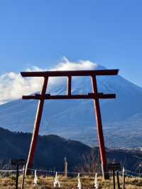富士遙拜所，可以同時拍到鳥居及富士山
