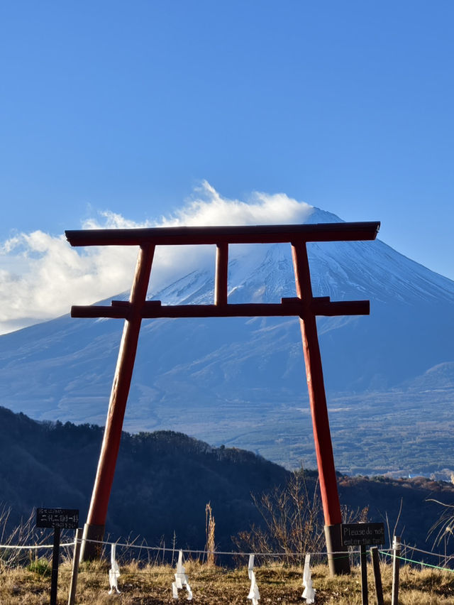 富士遙拜所，可以同時拍到鳥居及富士山