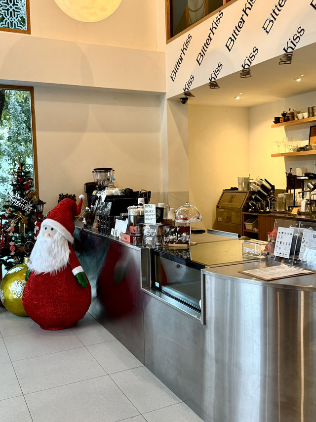 Bitter Kiss Coffee & Brunch ☕🍽️ – คาเฟ่ลับ
