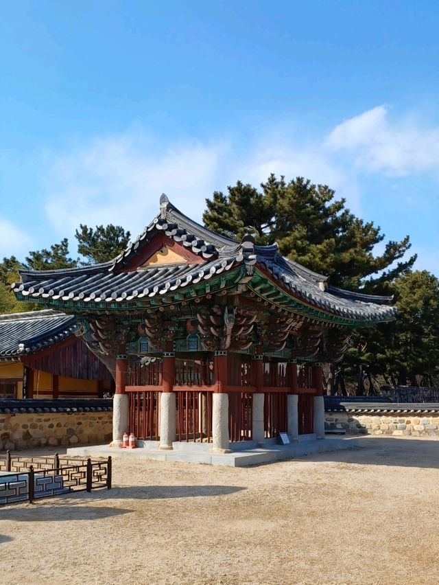 고즈넉한 연못이 어우러진 그림 같은 풍경 🌿🏯