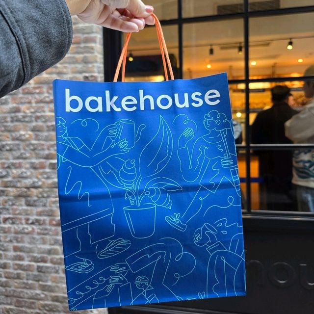 Bake house ทาร์ตไข่ที่เข้าต่อแถวยาวสุดมุมถนน