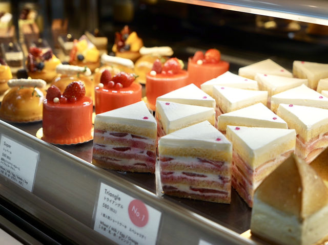 Sweet Escape in Shinagawa: Lily Cakes 🍰🍓