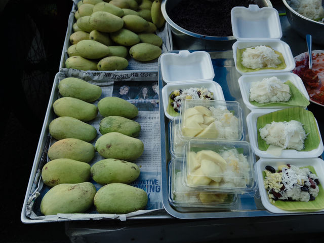 ตลาดร่มหุบแม่กลอง ไหว้พระวัดเก่าแก่ 1 วัน