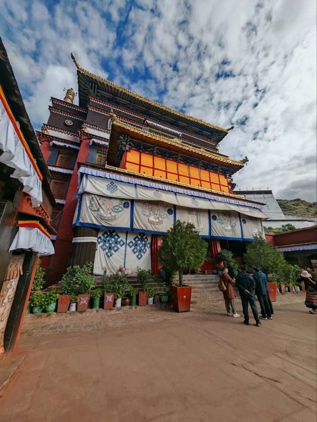 A Journey to Tashi Lunpho Monastery: A Glimpse into Tibetan Spirituality