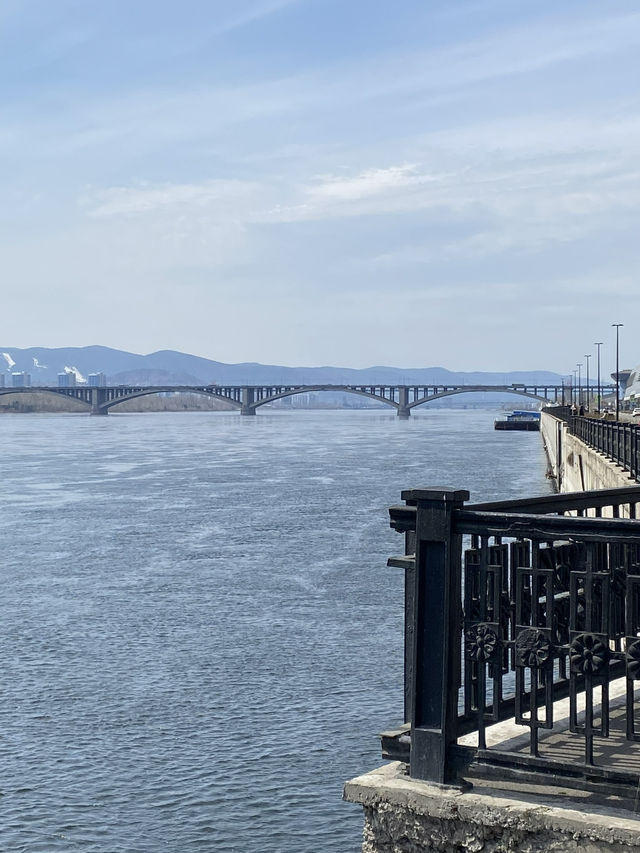 A bridge connecting with the vehicle free island 